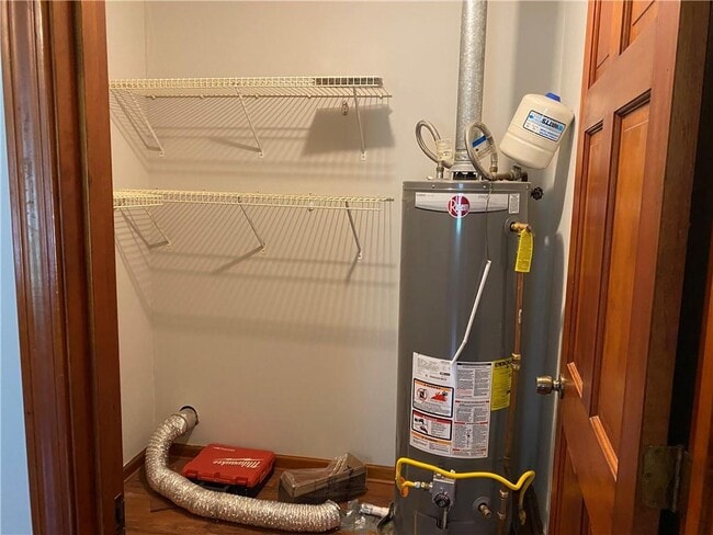 Building Photo - 207 Hood Rd NW