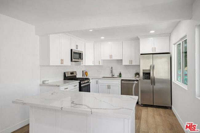 Building Photo - 733 Hayworth Ave