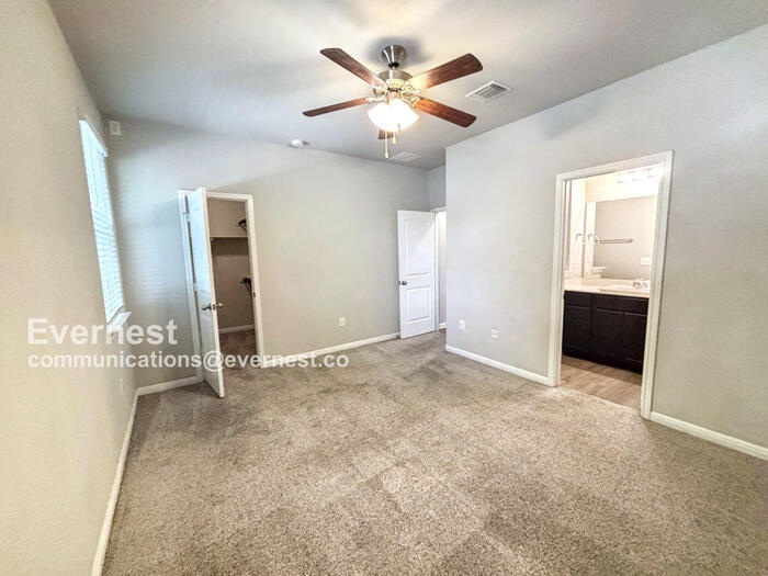 Building Photo - 1701 Logan Dr