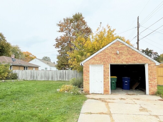 Building Photo - Cute Home in the Heart of Green Bay! PETS WELCOME