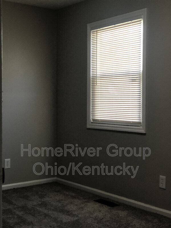 Building Photo - 352 S Oakley Ave