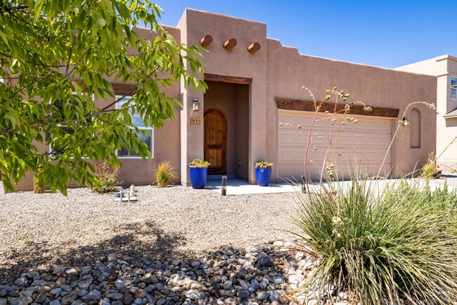 Building Photo - Single Story Beauty | Large Yard | 3 Bedro...