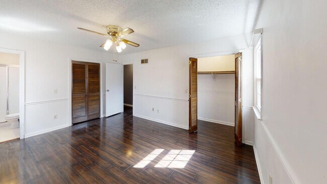 Building Photo - 1820 E 151st Terrace