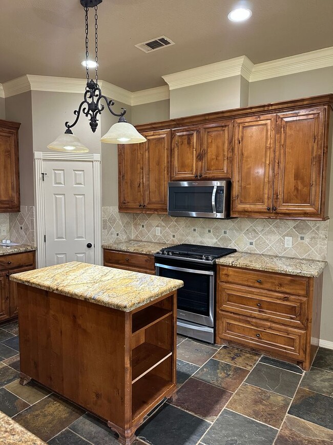 Building Photo - College Station - 3 bedroom 2 bath- 2 car garage - fenced in back yard home in Castlegate