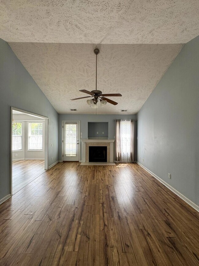 Building Photo - Charming 3 Bed 2 Bath Home with Bonus Room