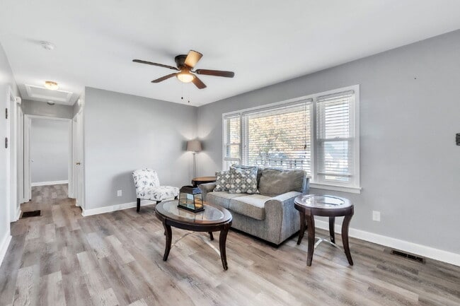 Building Photo - Stylish 3 Bedroom, 2 Bath Ranch with Bright Sunroom and Modern Comforts