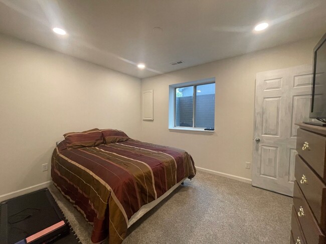 Building Photo - Bellevue Home For Rent!