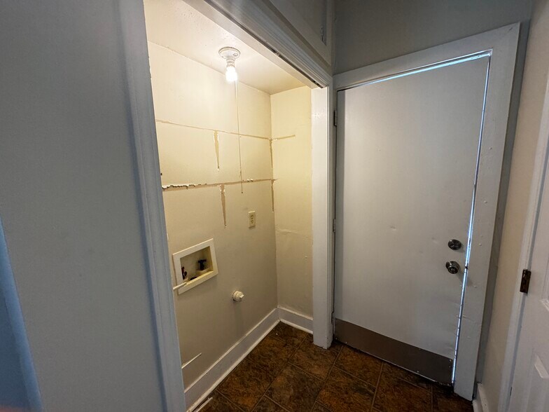 Building Photo - 209 N Bernadotte St
