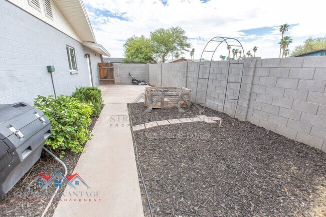 Building Photo - 2224 W Emelita Ave