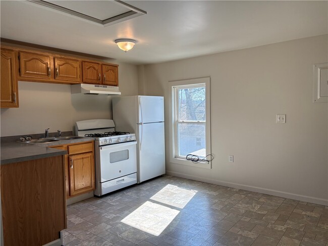 Building Photo - 132 W High St