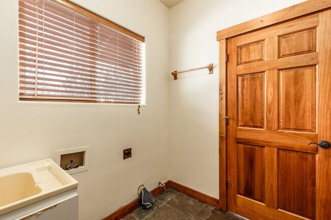 Building Photo - Freshly Renovated Deer Mountain Home for Rent NOW!