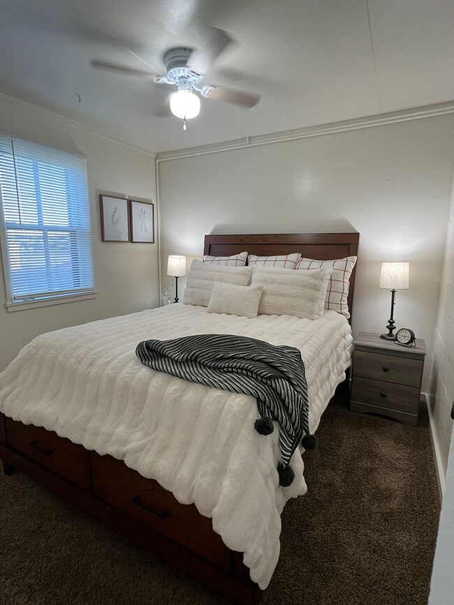 Building Photo - 2 bedroom 1 bath Fully furnished unit