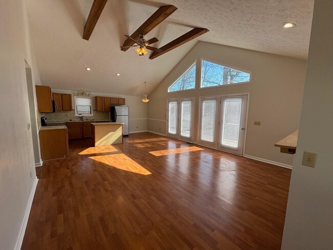 Building Photo - 175 Deer Dr