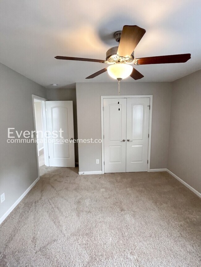 Building Photo - Charming Modern Home / 5 beds 3.5 baths / Garage attached / Fenced-Yard / Available now!