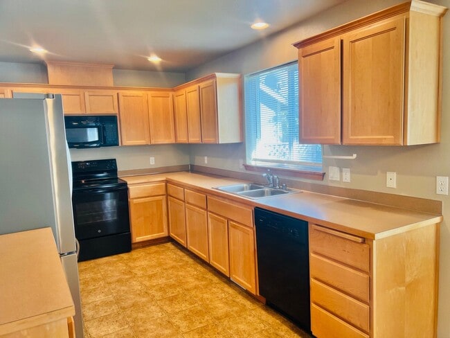 Building Photo - Enormous 4 Bed 2.5Bath + Bonus Room Great Lacey Neighborhood