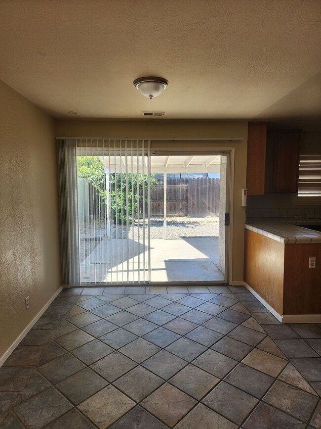 Building Photo - 3 Bedroom 2 Bath in HOA Community with Com...