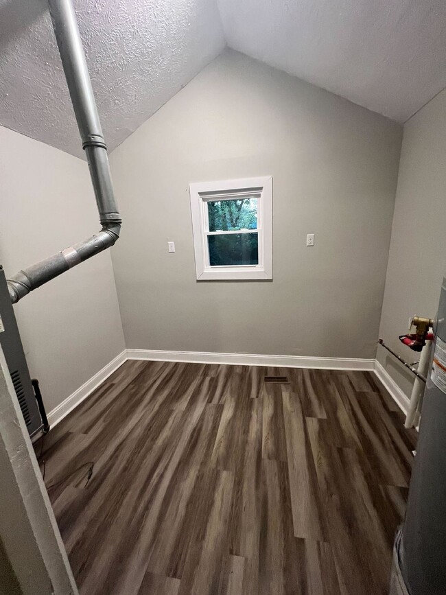 Building Photo - Newly Remodeled Cozy 2-Bedroom Home in Lou...