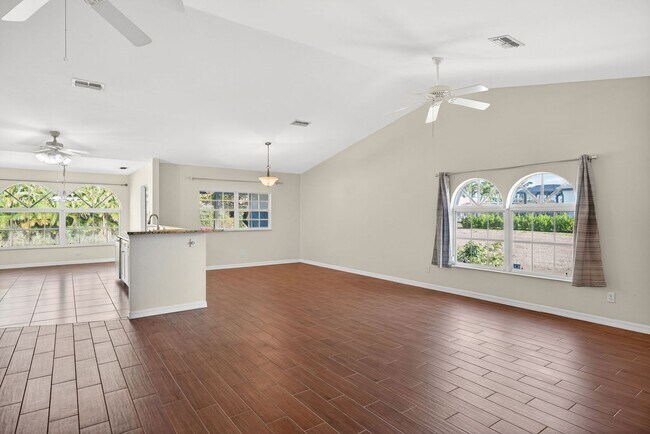 Building Photo - 2 Bedroom 2 bath Oversized Duplex with 2 Car Garage