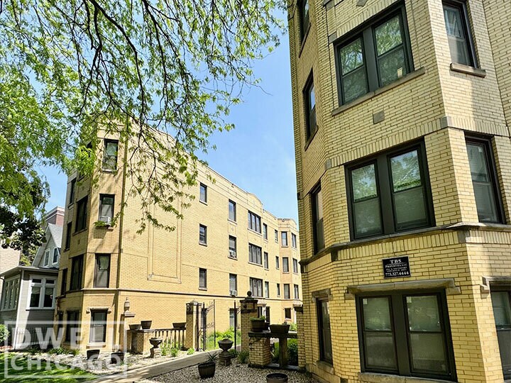 Building Photo - 3820 N Greenview Ave