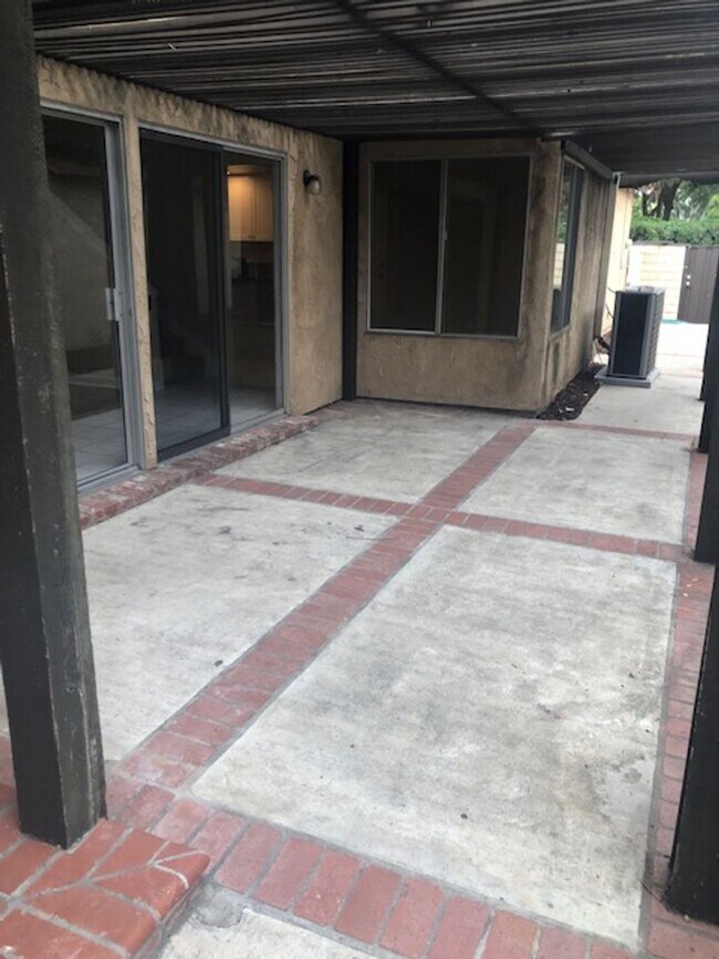 Building Photo - Beautifully Updated 3 Bed/2 Bath Single Fa...