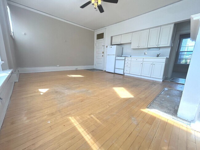 Interior Photo - 918-24 Knapp