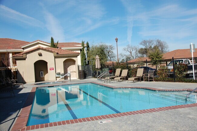Building Photo - Great Condo in Roseville