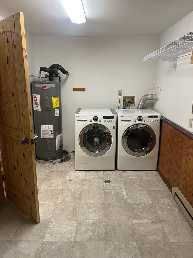 Building Photo - 702