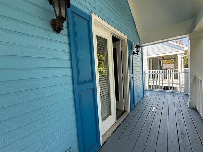 Building Photo - 1173 Island Pl E