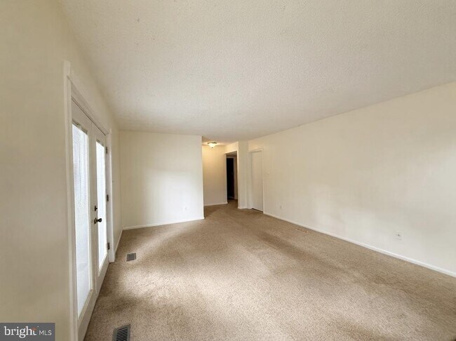 Building Photo - 5 Hunters Ct