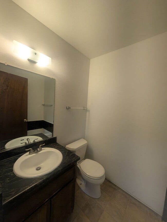 Building Photo - Great 3 bedroom home Close to CSUS