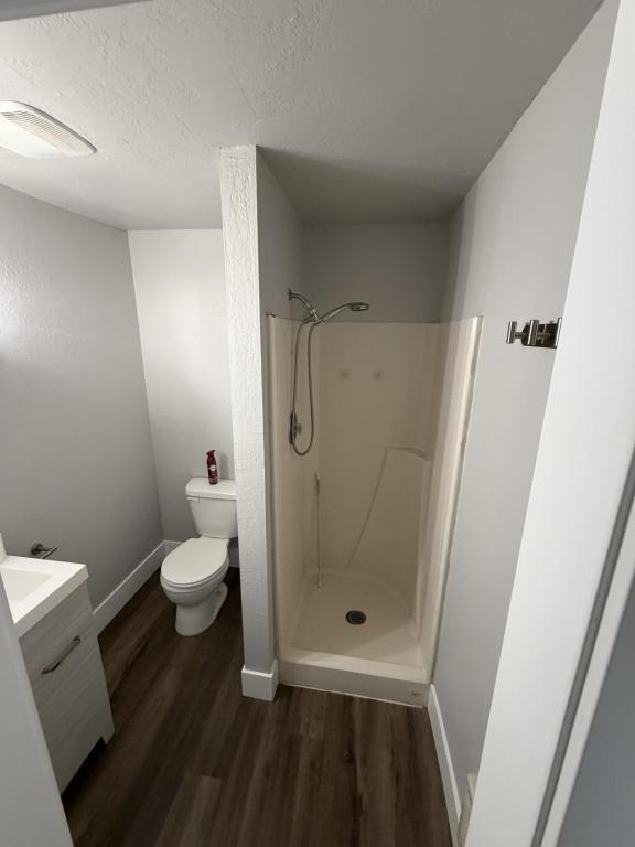 Building Photo - 908 E Violet Ave