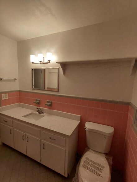 Building Photo - 530 Byron Rd