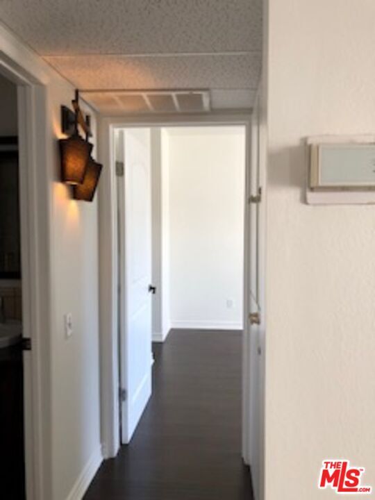 Building Photo - 622 S Barrington Ave