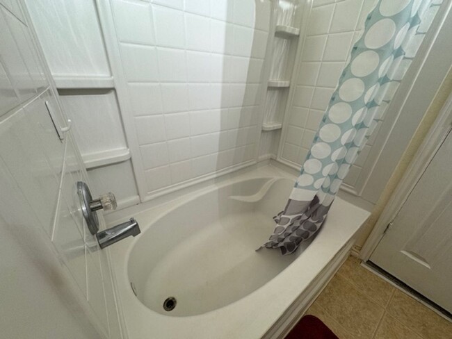 Building Photo - Nice 3 bedroom 2 Bath One Story Home