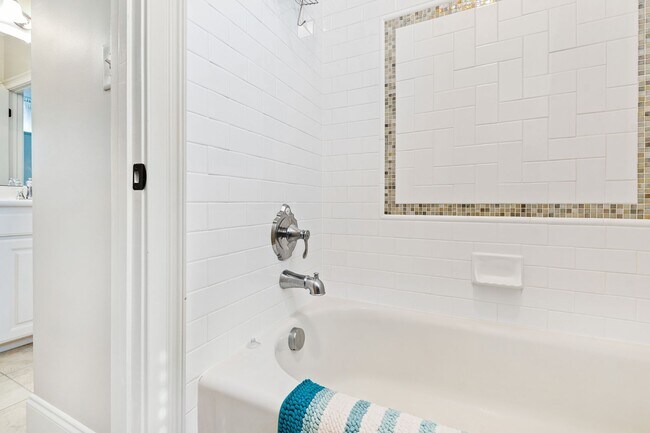 Building Photo - Elegant 5 bedroom home in Bedford!