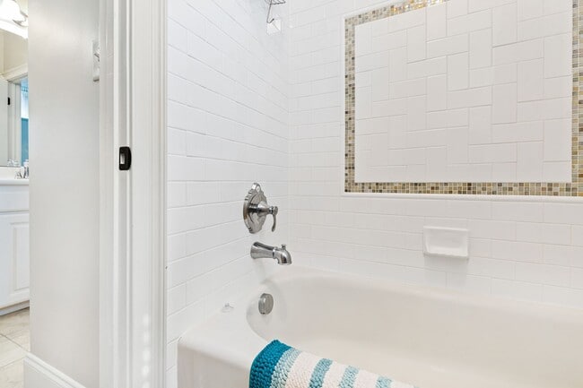 Building Photo - Elegant 5-Bedroom Home on Cul-de-Sac in So...