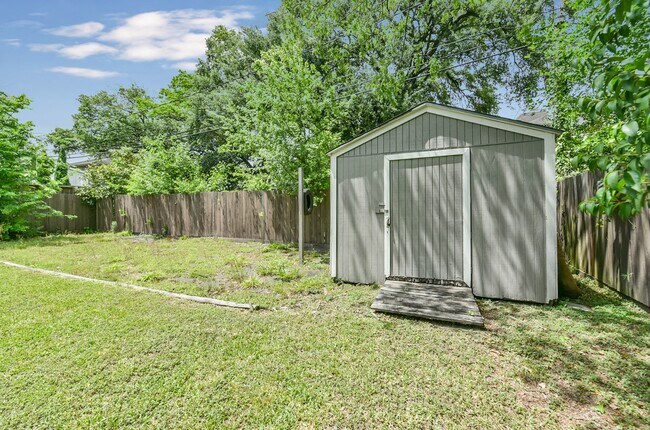 Building Photo - 4702 Maple St