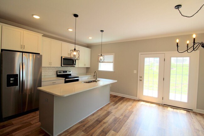 Building Photo - Large 3 level large end unit townhome with...