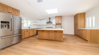 Building Photo - 3647 Grand View Blvd