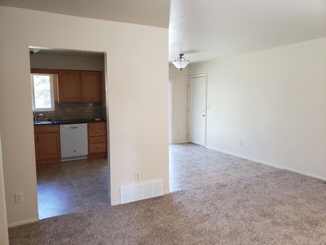 Building Photo - Nice 4 bedroom, 2 bath split level home