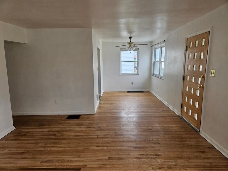 Building Photo - 115 Sanders Dr