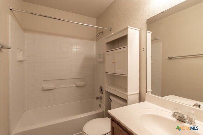 Building Photo - 2203 Maedell Dr