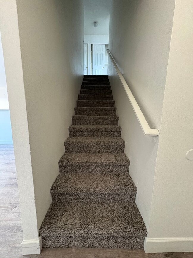 Building Photo - Cute newly remodeled townhouse