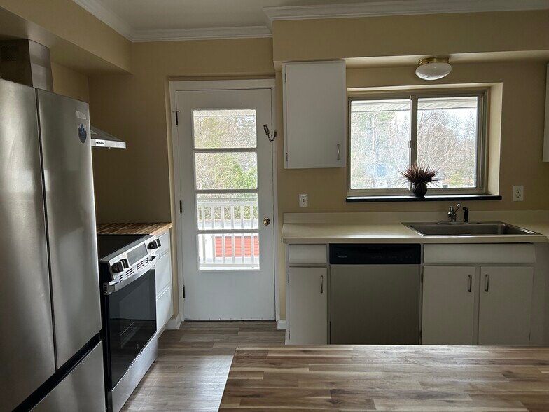 Building Photo - 2411 East Ave