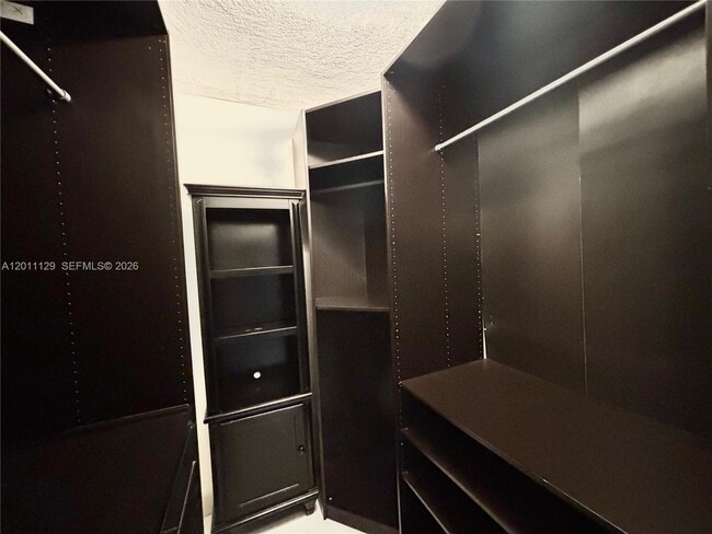 Building Photo - 999 Brickell Bay Dr