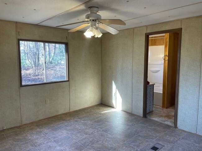 Building Photo - 3 BED, 1.5 BATH MOBILE HOME