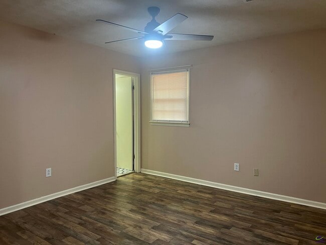 Building Photo - 409 Forest Lake Dr