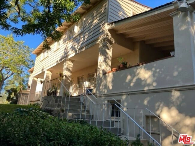 Building Photo - 541 Comstock Ave