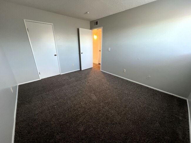 Building Photo - 2 Bedroom 1 Bathroom Garden Level Apartment in Aurora