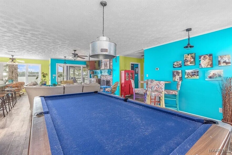 Building Photo - 379 Holiday Dr